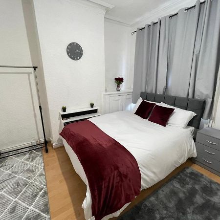 3 Bedrooms Comfortable Home With Jacuzzi Hot Tub Sleeps 10 Лестър Екстериор снимка