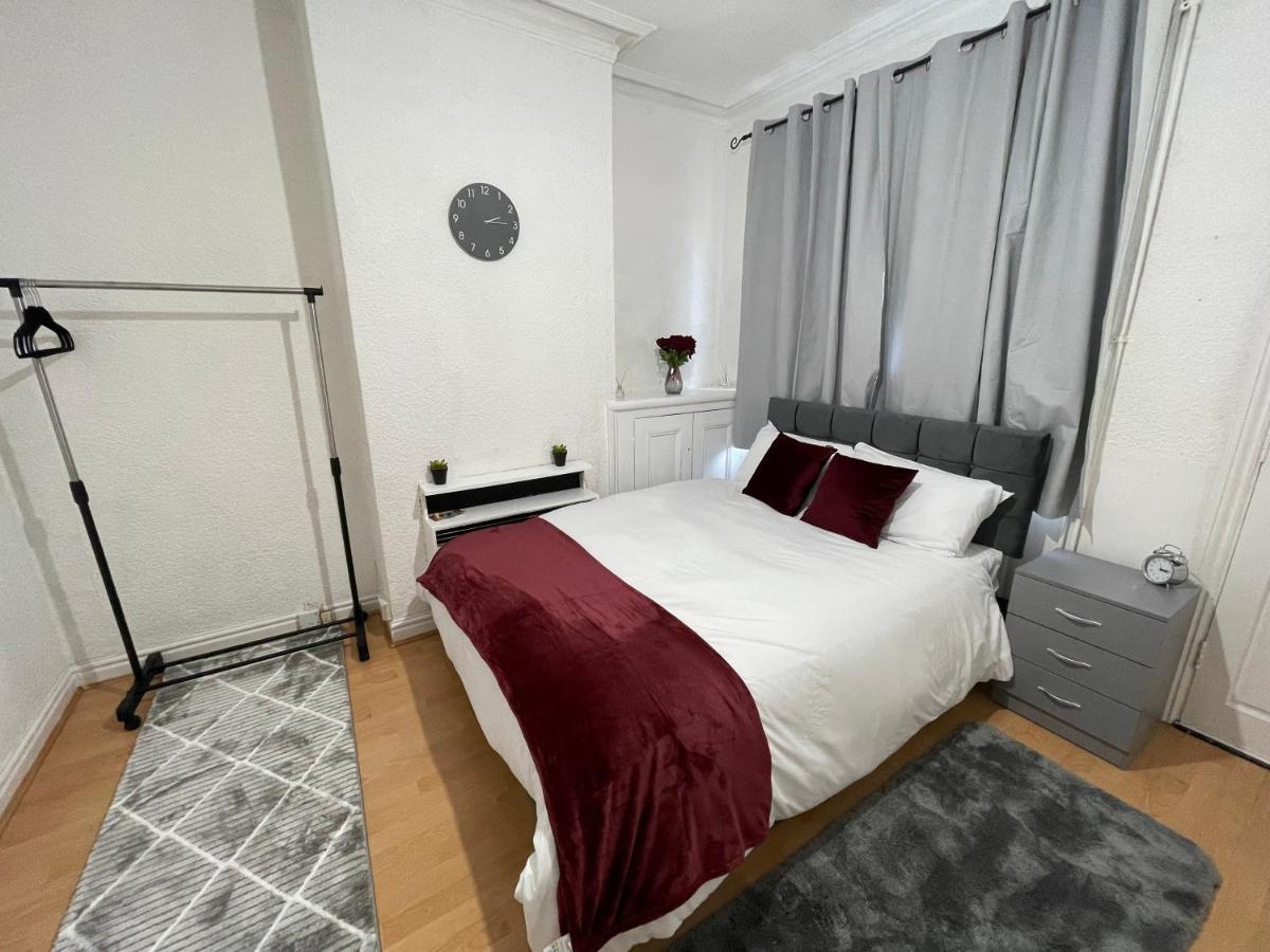 3 Bedrooms Comfortable Home With Jacuzzi Hot Tub Sleeps 10 Лестър Екстериор снимка