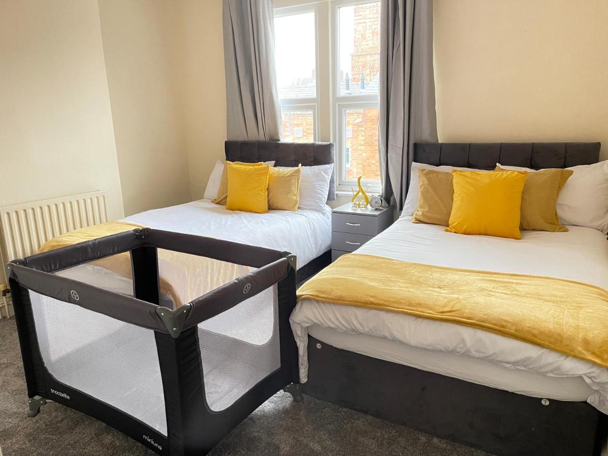 3 Bedrooms Comfortable Home With Jacuzzi Hot Tub Sleeps 10 Лестър Екстериор снимка