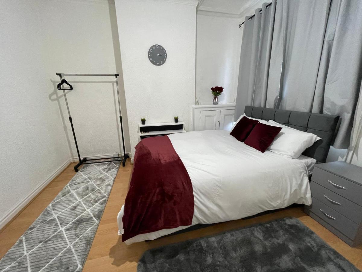 3 Bedrooms Comfortable Home With Jacuzzi Hot Tub Sleeps 10 Лестър Екстериор снимка