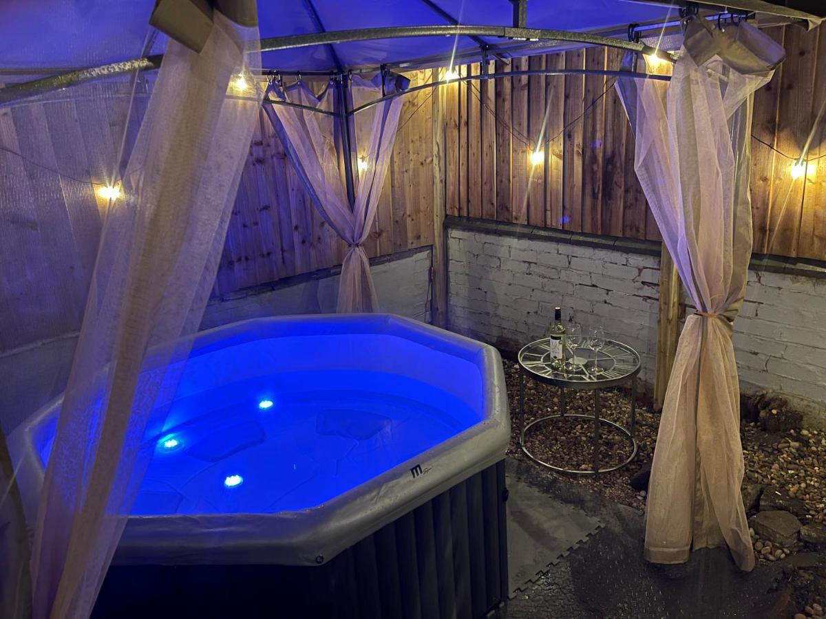 3 Bedrooms Comfortable Home With Jacuzzi Hot Tub Sleeps 10 Лестър Екстериор снимка